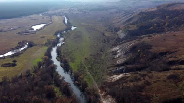 Vista aérea del hermoso parque nacional histórico de Dvurechansky en la región de Jarkov, Ucrania. Vista superior del río Oskol y las montañas de tiza. Organización científica y recreativa de Kharkiv . — Vídeos de Stock