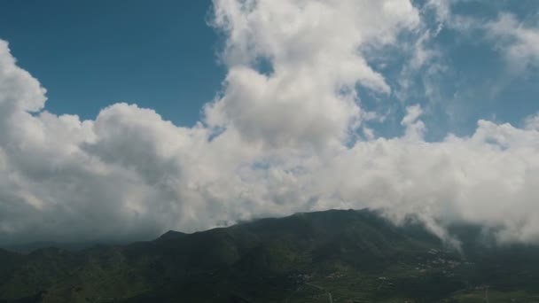 Vackert landskap av berg och ett stort moln på hösten. Timelapse av höga berg med träd och skog. Stora moln svävar över bergen i en liten stad. Staden nedanför bergen. — Stockvideo