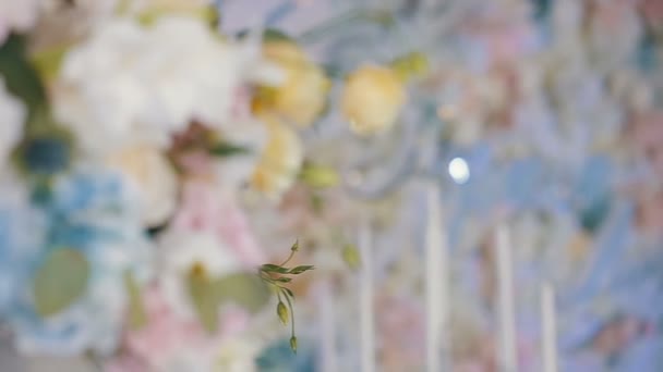 Schönen bunten Blumenstrauß für eine Hochzeit vorbereitet. Rosen sind cremefarben und sind blau, rosa und weiß. romantisches und schönes Geschenk für jedes Mädchen. Geschenk für die Hochzeit. Festliche Stimmung — Stockvideo