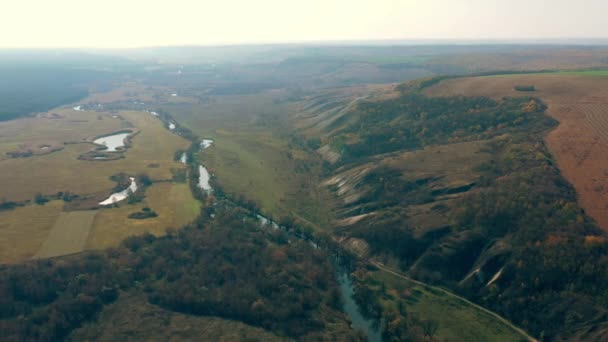 Strzelanina lotnicza zabytkowego Dwureczanskiego Parku Narodowego w obwodzie Charkowskim, Ukraina. Górny widok na rzekę Oskol, pola, wiele drzew, gór i jezior w jasnym słońcu, 4k wideo. — Wideo stockowe