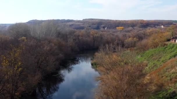 Belo lago de parque nacional de Dvurechansky na queda na região de Kharkov, a Ucrânia, visão superior. A natureza da Ucrânia no outono, muitas árvores e arbustos em um dia ensolarado. Imagens de drones, vídeo 4k . — Vídeo de Stock