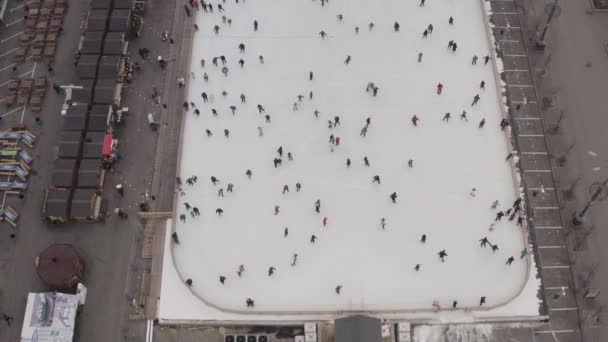 Kharkiv, Ukraine - Janvier 2020 : tir à distance sur drone au sommet d'une patinoire d'hiver dans la rue sur laquelle les gens roulent dans la ville. Patinoire extérieure sur Freedom Square. Divertissement pour l'hiver . — Video