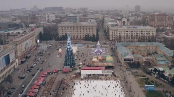 Kharkiv, Oekraïne - januari 2020: Luchtopname van het beroemde Vrijheidsplein in de stad Kharkov, waarop een grote kerstboom, een buitenijsbaan en een tentoonstelling van ijsfiguren staan. — Stockvideo