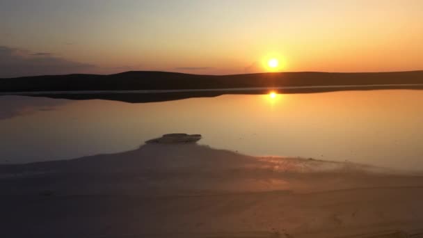 Der berühmte Salz- und Mineralsee, Blick von oben. ein interessanter Ort für Touristen zu besuchen. in Zeitlupe über spiegelndes Wasser fliegen. schöner See auf der Krim, Ukraine. Ruhe ohne Menschen. — Stockvideo