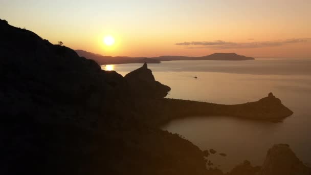 Ovanifrån av Karaul-Oba - ett historiskt högt berg i Krim. Karaul-Oba på kvällen mot bakgrund av solnedgången och Svarta havet i slow motion. Populära turist objekt och natur. — Stockvideo