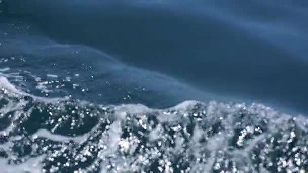 Ondas do mar limpo e bonito que o barco cria em câmera lenta, close-up vista, Crimeia Ucrânia. Férias marítimas e passeios de barco. Viagem ao exterior. A nadar no oceano. Férias de verão no mar . — Vídeo de Stock