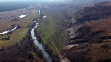 Kharkov bölgesindeki Dvurechansky Ulusal Doğal Parkı 'nın güneşli bir gününde harika bir manzara çekimi. Oskol Nehri manzarası, ağaçlar ve kuş bakışı tebeşir dağları..
