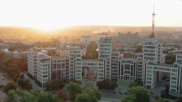 Flygfoto över den sovjetiska byggnaden - Derzhprom i den kommande fotograferingen mot bakgrund av en vacker solnedgång. En lugn kväll i centrum av Charkov, Ukraina. — Stockvideo