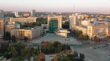 Kharkiv, Ukrayna - Eylül 2019: Günbatımında Özgürlük Meydanı 'nın yanındaki Kharkiv Sarayı Oteli' nden üst düzey çekim
