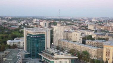 Kharkiv, Ukrayna - Eylül 2019: Kharkiv Palace Oteli 'nin etrafında uçuş, gün ışığında Özgürlük Meydanı' nın yanındaki tepeden çekim.