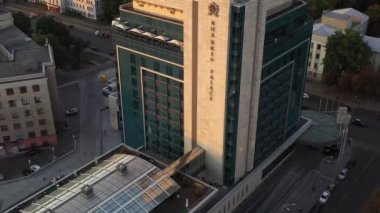 Kharkiv, Ukrayna - 15 Eylül 2019: Kharkiv Palace Oteli 'nin etrafında uçuş, günün ilk ışıklarıyla Özgürlük Meydanı' nın yanındaki tepeden çekim.