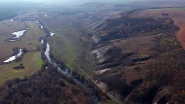 Kretase dağları, Oskol nehri, göller ve ağaçlar. Ukrayna 'nın Kharkov bölgesindeki Dvurechansky Ulusal Doğa Parkı' nın en iyi manzarası. Ukrayna 'nın çevresel, bilimsel ve eğlence amaçlı organizasyonu.