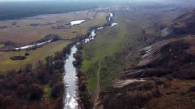 Tebeşir dağları, bir nehir ve sonbahar güneşli havalarda bir sürü ağacın oluşturduğu yuvarlak bir arazide güzel bir manzara. Dvurechansky Ulusal Parkı 'nın eşsiz faunası. Yerel egzotik ve doğa manzaralı..