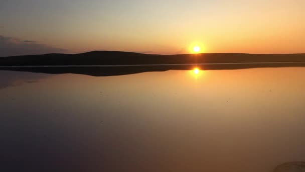 Wunderschöner See vor dem Hintergrund des Sonnenuntergangs auf der Krim, Ukraine. Blick von oben auf den wunderschönen Kojaschski-See am Abend gegen den Sonnenuntergang. Der Himmel ist fast wolkenlos. Stiller Ort ohne Menschen. — Stockvideo