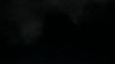 Kar fırtınası, kara bir zemin üzerinde soğuk hissi verir, gece muhteşem olur. Soğuk kış aynı anda hem huzur hem de korku verir. Kendini kış havasına sok..