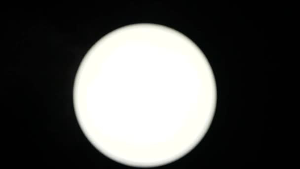 蒸気でグレアの白いボウル。明るい円は月を思い出させ、多くの団体を引き起こし、想像力を刺激します。神秘的な煙は、光のエネルギーから発生するさまざまな思考につながります. — ストック動画