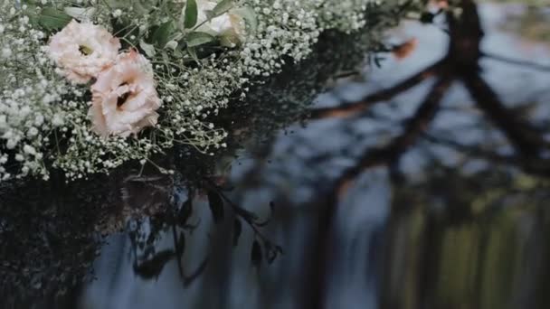 Vista média de belas flores para um casamento. Belo buquê de flores decora o quarto. Cenário para uma festa de casamento. Feliz dia para a noiva e o noivo. Fechar vista de flores para o feriado . — Vídeo de Stock