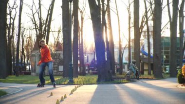 Patenci bir teknik adam profesyonelce geri geri gidiyor ve güneşli bir sonbahar gününde şehrin merkez parkında antrenman yapıyor. Aktif yaşam kavramı.