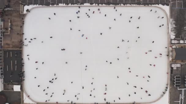 ハリコフ,ウクライナ- 15 1月2020:人々は1月の冬のリンクでスケート,トップビュー.フリーダム広場、ハリコフのスケートリンク。新鮮な空気中のリンクは、多くの人々に乗る。スポーツ — ストック動画