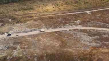 Ukrayna 'nın Harkov şehrinin büyük bir çöplük manzarası. Atık ve çöp için bir yer. Çöp kamyonları çöpleri atık sahasına taşır. Ev ve endüstriyel atıklar bölgesi. Gezegen kirliliği.
