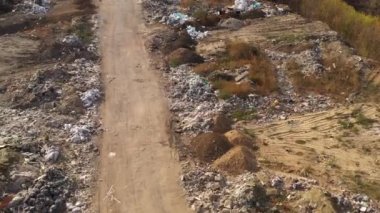 Büyük bir araziden geçen yol, havadan çekilen. Çeşitli atıklar ve çöpler için onaylanmış çöplük. Kamu çevresinin kirliliği ve gezegenin yüzeyi. Çöp torbaları ve atıklar..