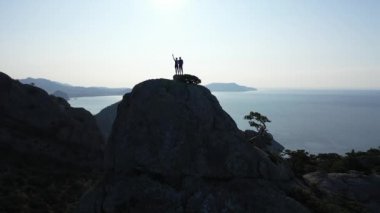 Bir çift genç adam ve kadın Karadeniz ve gökyüzünün güzel ufkunun tadını çıkararak yüksek bir dağa tırmandılar. İki genç turist dağları fethetti..