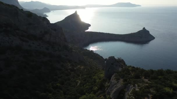 Luchtfoto van een dame op de top. Prachtig landschap met uitzicht op de Zwarte Zee en een hoge berg genaamd Karaul-Oba in de Krim. De opkomende heldere zon schijnt op een prachtige grote berg in de zomer — Stockvideo