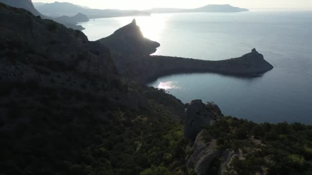 Vista aérea de uma senhora no cume. Bela paisagem com vista para o Mar Negro e uma alta montanha chamada Karaul-Oba na Crimeia. O sol brilhante nascente brilha em uma bela grande montanha no verão — Vídeo de Stock