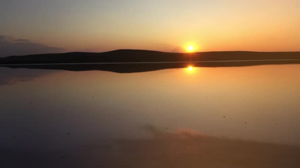 Bellissimo lago minerale rosa in Crimea, vista aerea. Volo sul lago salato di Koyashsky contro il tramonto di sera. Sparando a un piccolo lago dall'alto. Nessuna gente. . — Video Stock