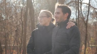 Genç anne ve baba tatillerini paten kayarak ve boş günlerinde bebek arabasıyla geçiriyorlar. Güneşli bir havada şehir parkında patenlerle gezen ebeveynlerin yanında çekim yapmak..