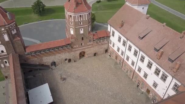 Castello di Mir - un capolavoro architettonico nello stile del gotico bielorusso, tiro aereo. Bellissimo vecchio castello bielorusso si trova nel villaggio di Mir, una vista dall'alto. Un'attrazione imperdibile per i turisti . — Video Stock