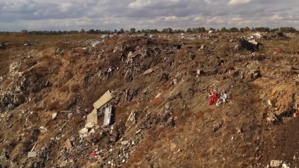 Förorenat med skräp och avfallsområde utanför staden, sidovy. Deponi med en massa skräp och smutsiga saker. Föroreningar av miljö och yta. Globalt problem i världen. — Stockvideo