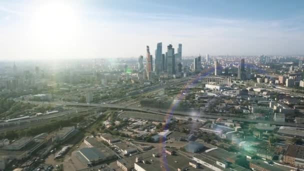 Moscú ciudad rascacielos a través de rayos de sol, vista aérea. Oficina centro de negocios de la ciudad de Moscú. Torres y casas de la ciudad de Moscú con destello solar. Tráfico en Moscú vista aérea, 4K . — Vídeos de Stock