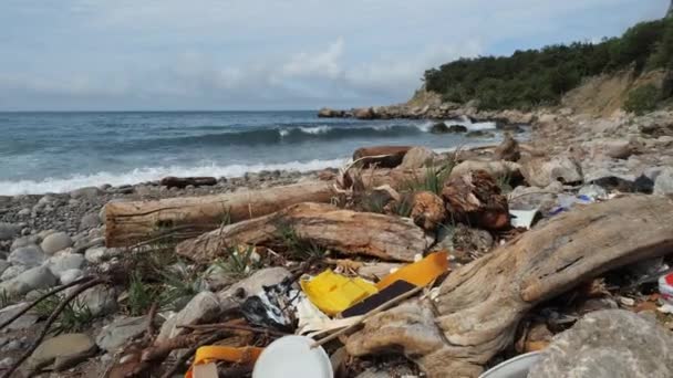 Kleine Deponie am Schwarzen Meer, Krim, Ukraine. Das globale Problem der Menschheit auf diesem Planeten ist Müll und Umweltverschmutzung durch Menschen. Müll zerfällt für lange Zeit. Schmutzige Meeresküste in der Nähe. — Stockvideo