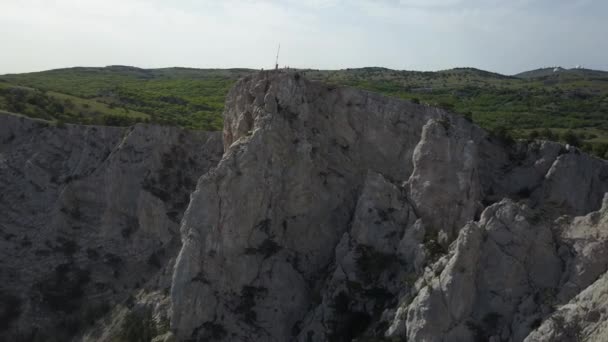 Pohled zeshora na slavnou chloubu Krymu - Ai-Petriho hory za slunečného počasí v jarní sezóně nad městem Alupka, Jalta. Závěsný most vedoucí na vrchol hory. — Stock video