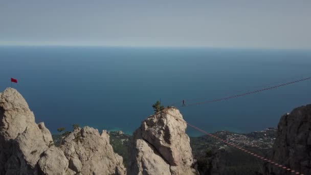 Úžasný krásný výhled na krajinu shora na slavnou Ai-Petriho horu s extrémním mostem na pozadí města Alupka zdola a Černého moře za slunečného letního počasí. — Stock video