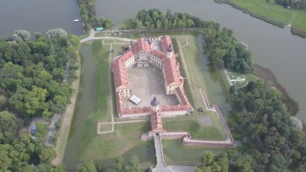 Fjärrskytte från ovan den berömda Nesvizh slott i Vitryssland, omgiven av sjöar. En av de mest kända monumenten från medeltiden och den Nya Tidsåldern ligger i den antika staden Nesvizh. — Stockvideo