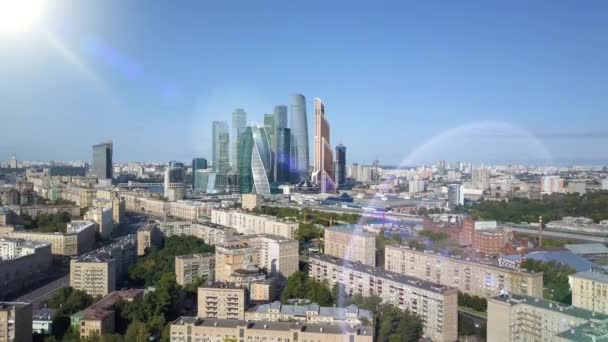 Arranha-céus da cidade de Moscou através de raios de sol. Centro de negócios internacional de Moscou. Torres e casas da capital da Rússia com erupção solar. Vista aérea de tráfego de cima, 4K . — Vídeo de Stock