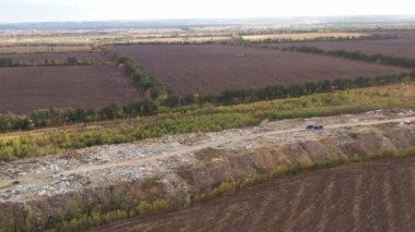 Ukrayna 'nın Kharkov kentinin geniş toprak tarlalarıyla çevrili olmasına izin verilen hava atışları. Çöp kamyonları çöplüğe gider ve çeşitli atıklarla çöpleri taşır..