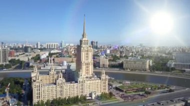 Moskova 'daki Ukrayna Oteli' nin havadan görünüşü. Eski Sovyet Rusya Stalin modern Moskova şehrinin göbeğindeki gökdelenler. Kutuzov Bulvarı gündüz trafiği. Hükümet binası