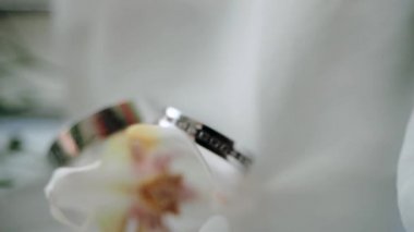 Birbirine aşık çift için bir çift alyansın yakın çekimi. Evlilik yüzükleri müstakbel karı-kocanın masasında. Mücevher ve aksesuarlar. Gelin ve damat için mutlu bir gün. Yüzük değişimi..