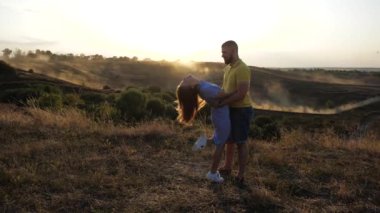 Sahada, sıcak havalarda genç bir çiftin romantik randevusu. Sakallı adam kızı sırtından tutarken yana yattı. İki aşık, şafak sökerken çayırda birlikte vakit geçirir..
