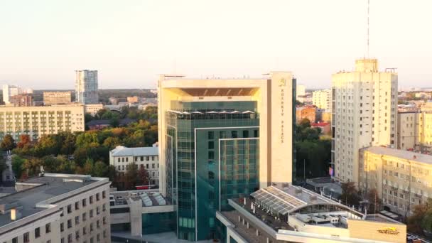 Kharkiv, Ucrânia - setembro de 2019: Tiro com vista superior de cima do Kharkiv Palace Hotel, ao lado da Praça da Liberdade ao pôr do sol — Vídeo de Stock