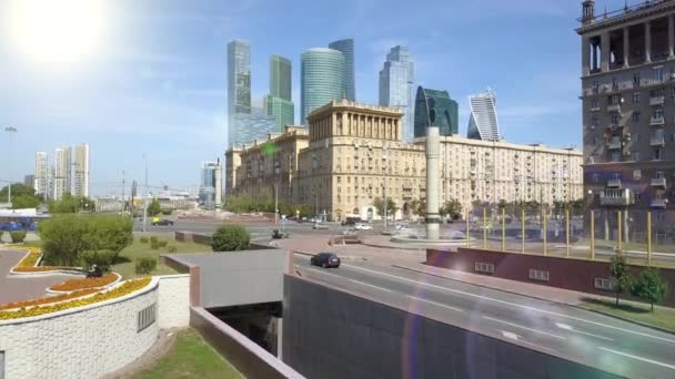 Moskva City skyskrapor genom solens strålar. Moskvas internationella affärscentrum. Torn och hus i Rysslands huvudstad med soleruption. Trafikflygvy ovanifrån, 4k. — Stockvideo