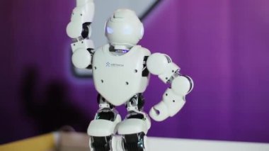 Kharkiv, Ukrayna - 09 Kasım 2019: Futuristik insansı oyuncak erkek robot dansı. Robotların sergisi. Bir robotun yaptığı gerçekçi insan hareketleri. Gelecek konsepti, yeni teknoloji.