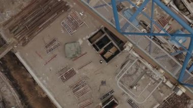 Ukrayna 'nın başkenti Kharkov' da yeni bir ev inşa etmek için çeşitli inşaat malzemeleri ve demir ürünleriyle birlikte yukarıdan çekilen dairesel bir çekim. Şehirde kurulum çalışmaları