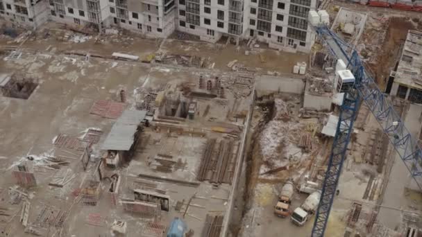 Blick von oben auf die Baustelle mit Eisen und Baumaterialien und Produkten, Baukränen und einer Reihe neu errichteter Hochhäuser. Ausrüstungs- und Bauarbeiten im Zentrum von Charkow. — Stockvideo