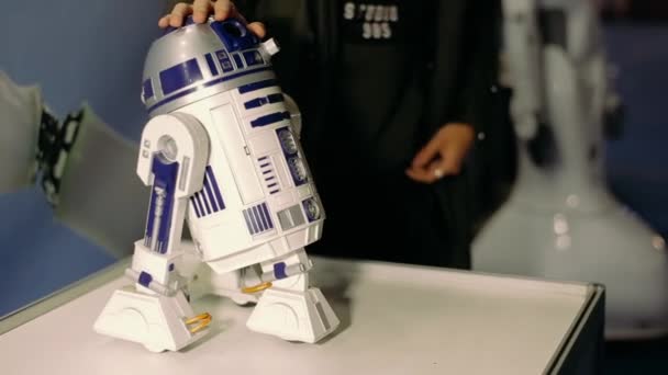 Kharkiv, Ucrania - 09 de noviembre de 2019: El robot R2D2 del universo de Star Wars. Exposición científica de robots. Electrónica y robótica, tecnología moderna, robótica, escenarios, ledes . — Vídeo de stock