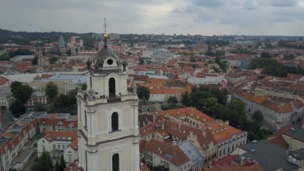 Mooie luchtfoto van de oude stad van Vilnius, de hoofdstad van Litouwen. — Stockvideo