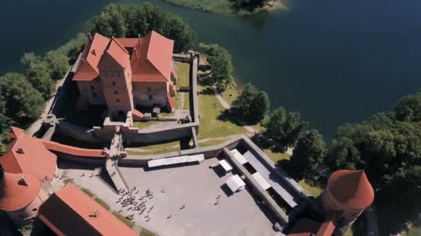 Lituania. Trakai. Vuelo sobre un hermoso castillo en una isla en un lago. Vista aérea del castillo de Trakai en temporada de verano . — Vídeos de Stock